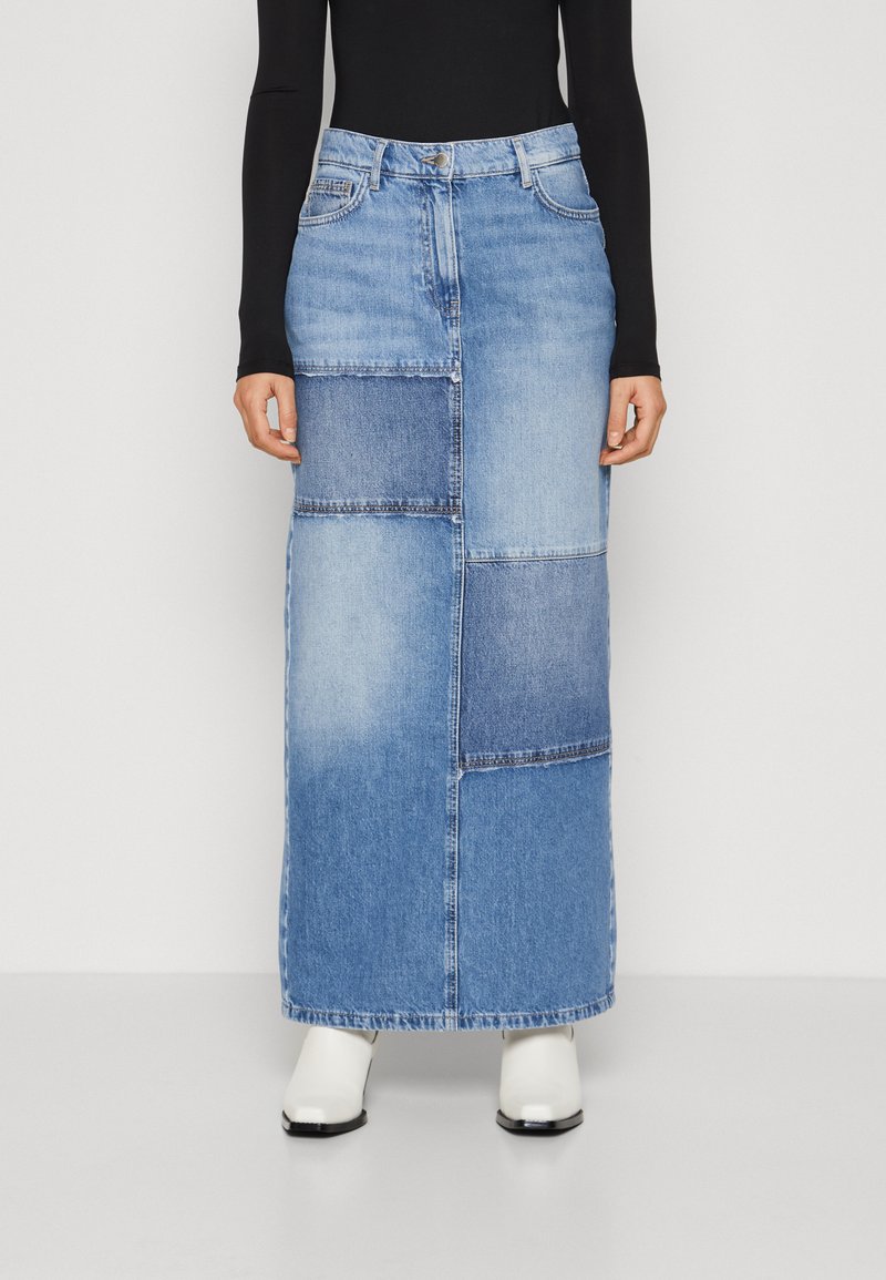 Denim maxi szoknya foltvarrásos mintával világos és sötétkék árnyalatokban. Jellemzője a derékgomb, övhurkok és egyenes szabás.