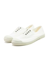 Fehér vászon slip-on cipők gumiborítású orral és öt fém szellőzőlyukkal rendelkeznek. A talp struktúrált a jobb tapadás érdekében.