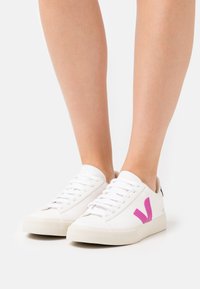 Veja CAMPO - Sapatilhas - extra white/ultraviolet/black