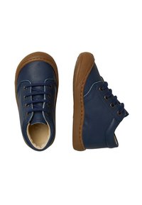 Námořnické modré kožené boty s hnědými gumovými podrážkami, kulatou špičkou, šněrovacím designem, podšitou vnitřní částí a hladkým povrchem.