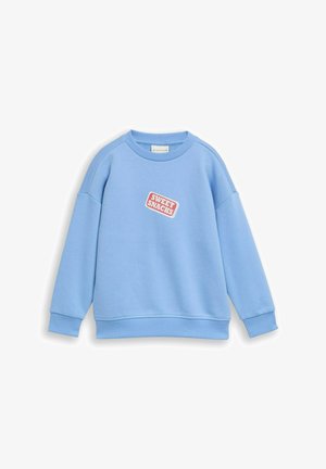 Felpa azzurro chiaro con scollo tondo, maniche lunghe e toppa rosa e bianca con la scritta "SWEET SNACKS" al centro davanti.