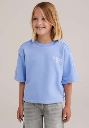 Sweat-shirt en coton bleu avec des épaules basses, des manches courtes et un col rond. Présente un texte imprimé blanc "AU REVOIR" sur le devant.