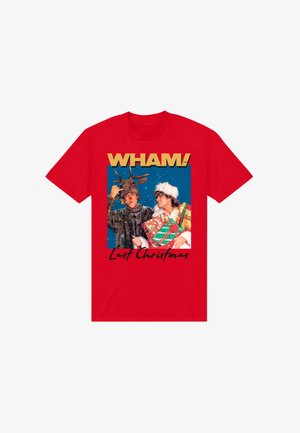 Rode t-shirt met vintage foto van twee mannen, één met rendierantlers en de ander in een kerstmanmuts die ingepakte kerstcadeaus vasthoudt.