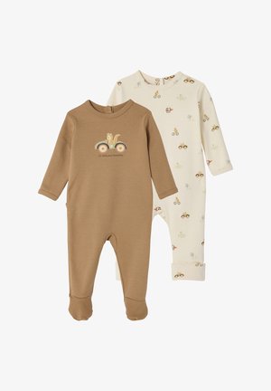 Zwei Langarm-Babykleider, eines braun mit einem Grafikelement eines Eichhörnchens im Auto, das andere cremefarben mit einem Muster von Tieren, die Fahrzeuge fahren.