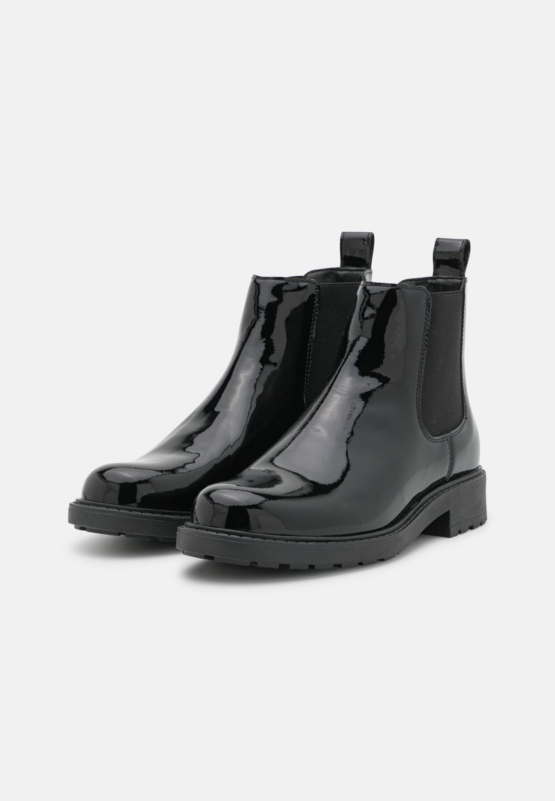 Botines Chelsea de charol negro con un acabado suave, paneles laterales elásticos y lengüetas para facilitárselo al ponérselos. Suela de goma gruesa y texturizada.