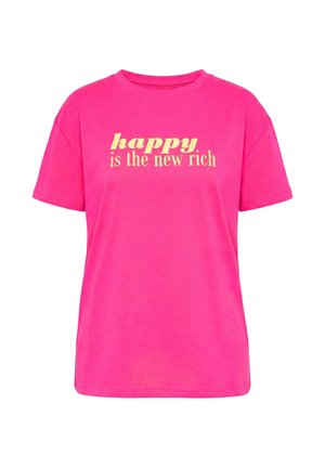 Felroze t-shirt met korte mouwen en gele tekst "happy is the new rich" gecentreerd op de borst.