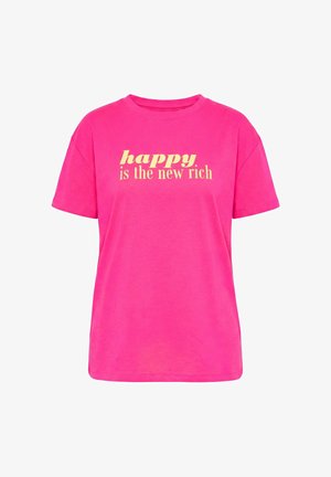 Maglietta a maniche corte di colore rosa brillante con testo giallo al centro del petto che recita "felice è il nuovo ricco".