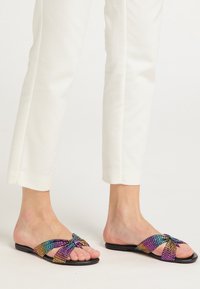 Kleurige schuif sandalen met een gevlochten bovenkant met iriserende rhinestone-details, zwarte zool en een open teen ontwerp.