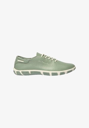 Chaussure en cuir décontractée verte avec lacets et semelle blancs, avec des noms de villes comme Bali, New York et San Francisco sur le côté.