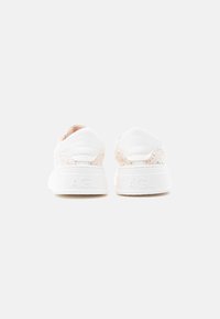 Λευκά αθλητικά παπούτσια με λείο δερμάτινο πάνω μέρος και λεπτομέρειες δαντέλας στα πλαϊνά. Διαθέτουν υφασμένη σόλα με ανάγλυφο το "AGL" στη φτέρνα.