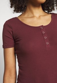 Pieces PCKITTE - T-shirt básica - red mahogany