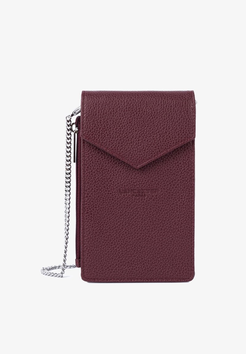 Portafoglio in pelle bordeaux con superficie texturizzata, flap in stile busta e una tracolla in catena argentata per il trasporto.