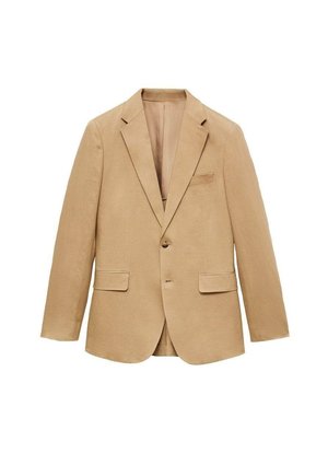 Beige linnen blazer met geknipte revers, twee voorzakken, een borstzak en een sluiting met twee knopen, met een gladde textuur.
