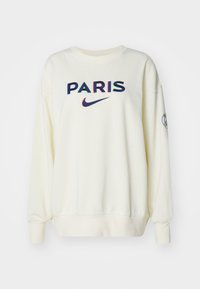 Sudadera blanca de manga larga con el texto "PARIS" y el logo de Nike en colores múltiples en el frente, y un parche redondo del club de París en la manga izquierda.