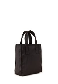 Czarna torba na ramię wykonana z gładkiego materiału syntetycznego, z dwiema mocnymi uchwytami z teksturowanym akcentem, kwadratowy kształt i minimalistyczny design.