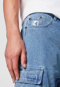 Karl Kani SMALL SIGNATURE - Szorty jeansowe