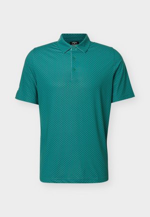 Kortærmet polo i blågrøn farve med lille gentaget geometrisk mønster, tre knapper og krave, vist på en ensfarvet baggrund.