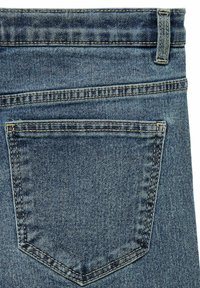 Ljusblå denimjeans har en bakficka med en klassisk form och dubbla sömmar, vilket framhäver ett mjukt, strukturerat tyg.