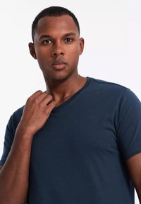 Marineblaue V-Ausschnitt-T-Shirt aus weichem Stoff, mit enganliegendem Design, kurzen Ärmeln und dezenten Nähten.