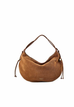 Sac à main en daim marron en forme de croissant avec bandoulière réglable et fermeture éclair, avec petit logo de la marque au centre devant.