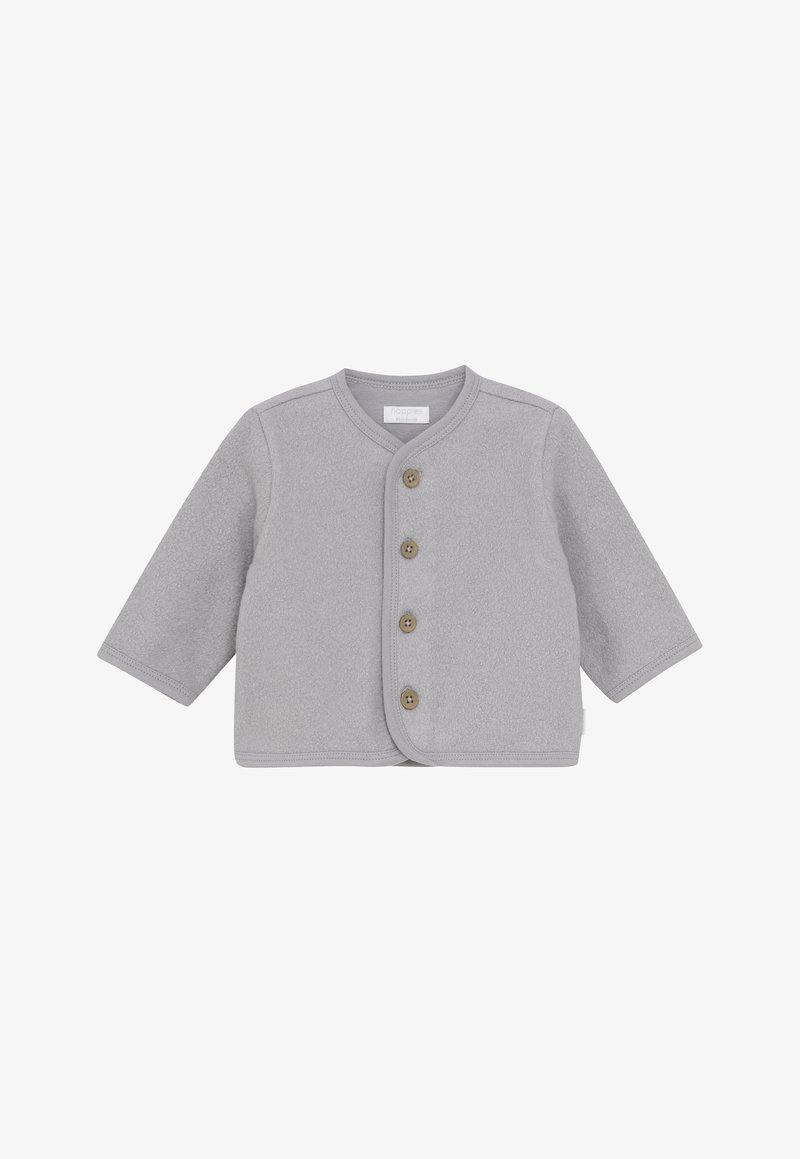 Jasnoszara dziecięca kardigan z długimi rękawami i czterema drewnianymi guzikami z przodu, wykonany z miękkiej, teksturowanej tkaniny.