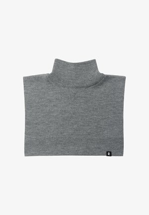 Maglione grigio a collo alto con texture a coste, colletto alto e un'etichetta con logo nell'angolo in basso a destra. Tessuto a maglia liscia, design cropped.