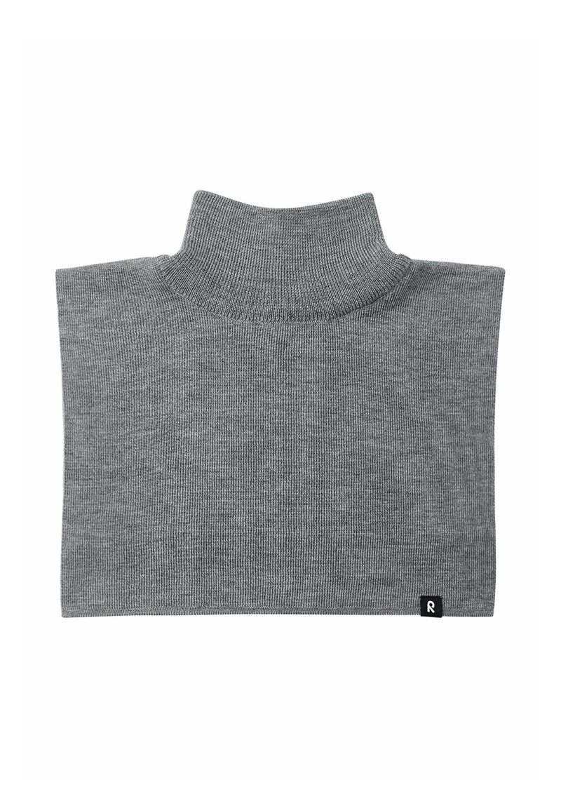 Szary sweter z golfem o prążkowanej fakturze, wysoki kołnierz i metka z logo w dolnym prawym rogu. Gładki dzianinowy materiał, skrócony krój.