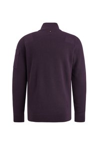 Dunkelvioletter gestrickter Pullover mit Kragen, taillierter Passform, gerippter Struktur und einer aufgesetzten Tasche am linken Ärmel.