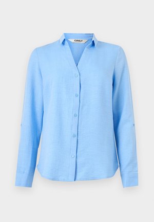 Chemise bleu clair à manches longues avec col, coupe slim, manches retroussées maintenues par des pattes à boutons.