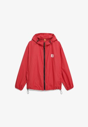 Rote leichte Kapuzenjacke mit schwarzem Frontreißverschluss, elastischen Bündchen, verstellbaren Saumkordeln und kleinem weißen Logo auf der linken Brust.