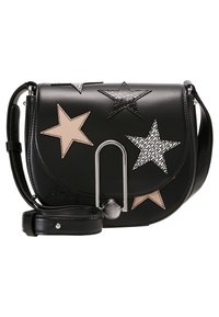 Czarna skórzana torebka na ramię z różnymi naszywkami w kształcie gwiazd w kolorach czarnym, beżowym i wzorzystym. Srebrne okucia i regulowany pasek.