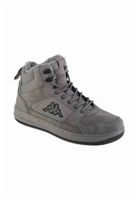 Graue High-Top-Sneaker aus Wildleder und Textil, mit Fleece-Futter, schwarzen Gummisohlen und gesticktem Logo an der Seite.