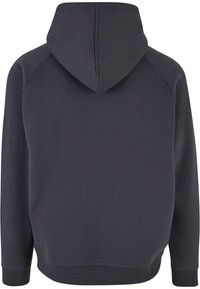 Sudadera gris oscura con bolsillo canguro frontal, mangas raglán y capucha con cordón; hecha de una tela suave y texturizada con puños acanalados.