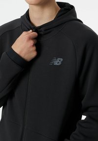 New Balance R W TECH  - Felpa con zip - black