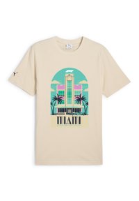 Bežna pamučna majica s grafikom art deco zgrade s palmama, tekstom "MIAMI" i trkaćim autom. Dizajn uključuje tirkizne i roze akcentne boje.