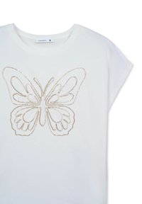 T-shirt bianco in cotone con una grande illustrazione dorata di una farfalla sul davanti, con scollatura rotonda e maniche corte.