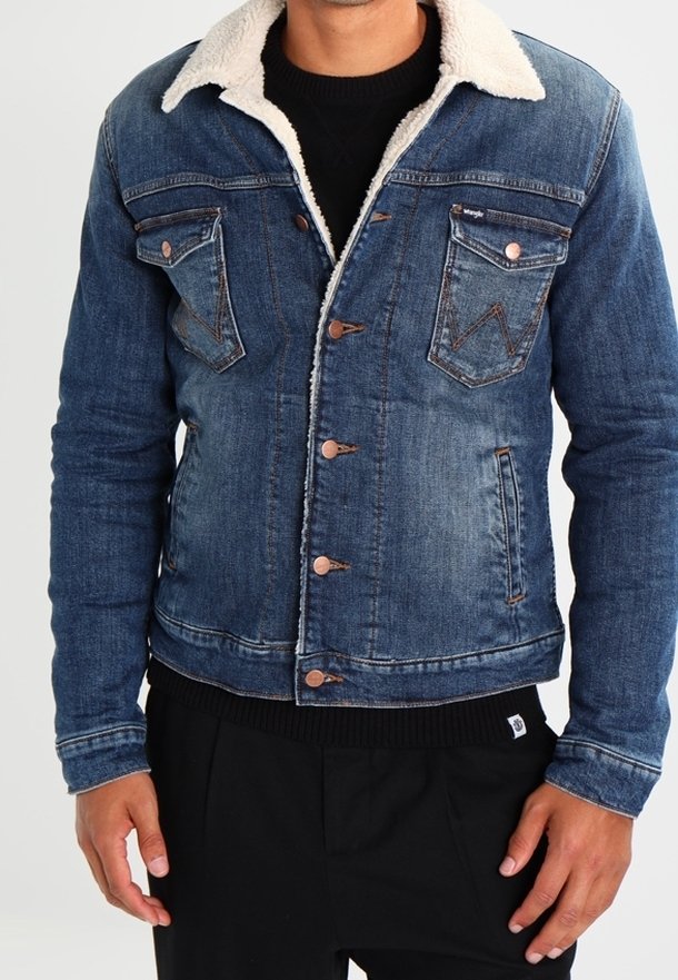 Jeansjacka i mörkblått med en fleeceklädd krage, knappstängning, två bröstfickor och en kortad design. Texturerad, avslappnad stil.