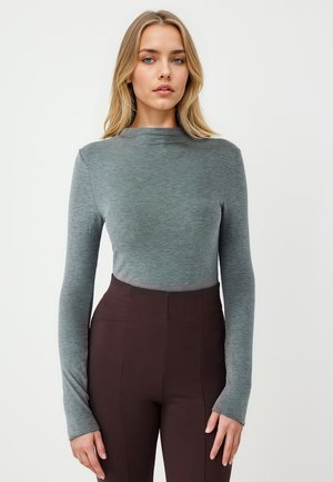 - Bluzka z długim rękawem