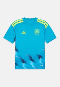 Camisola desportiva azul com mangas curtas, apresentando um padrão em gradiente em azul mais escuro, detalhes amarelos e o logo da federação de futebol de Espanha.