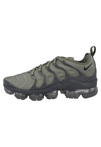 Zapatillas Nike VaporMax en verde oliva con parte superior texturizada, superposiciones en forma de onda y suela de amortiguación de aire transparente. Cuenta con una lengüeta en el talón.