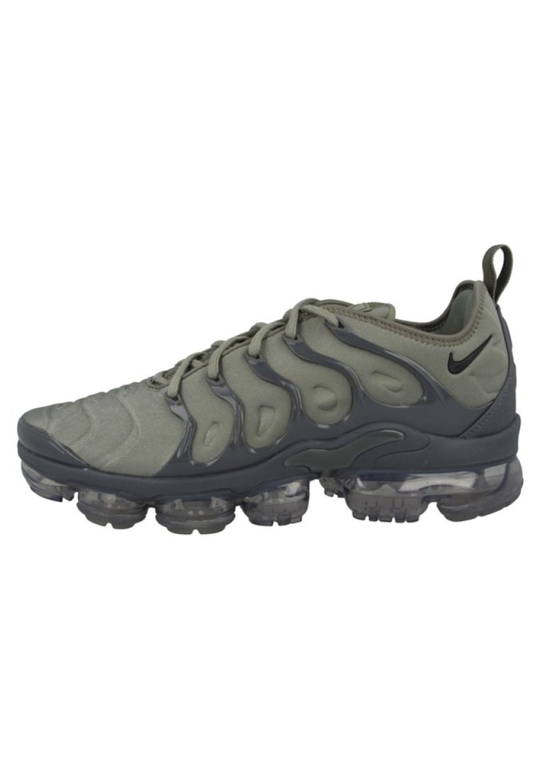 Zapatillas Nike VaporMax en verde oliva con parte superior texturizada, superposiciones en forma de onda y suela de amortiguación de aire transparente. Cuenta con una lengüeta en el talón.
