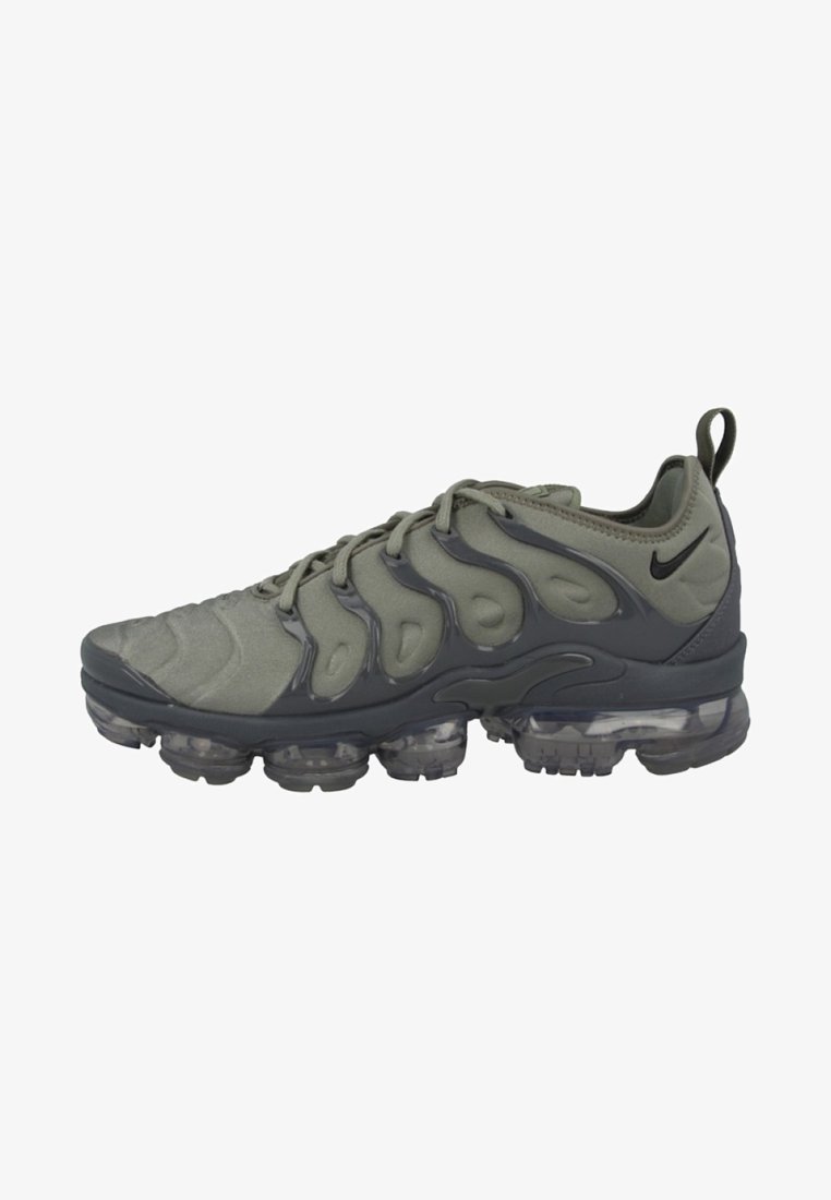 Zapatillas Nike VaporMax en verde oliva con parte superior texturizada, superposiciones en forma de onda y suela de amortiguación de aire transparente. Cuenta con una lengüeta en el talón.