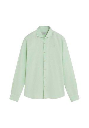 Camisa de manga larga color verde claro con botones, cuello clásico y puños, mostrada extendida sobre un fondo blanco.