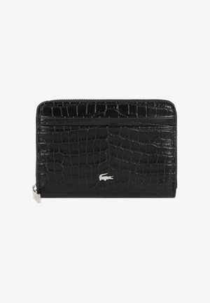 Cartera negra con relieve de cocodrilo, detalle en herrajes plateados y cierre de cremallera. Cuenta con múltiples ranuras para tarjetas y una superficie texturizada y elegante.