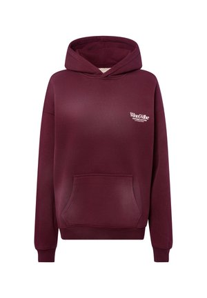 Vinrød hettegenser med frontlomme og lite hvitt "Wine & Vibe"-logo på venstre bryst, lange ermer, og ribbestrikkede mansjetter og kant.