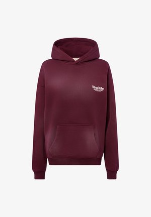Dunkelroter Kapuzenpullover mit Fronttasche und kleinem weißen "Wine & Vibe"-Logo auf der linken Brust, langen Ärmeln sowie gerippten Bündchen und Saum.