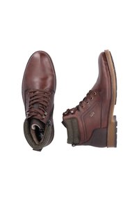 Bottes en cuir marron avec un tissu vert texturé, design à lacets, col rembourré et semelle en caoutchouc avec un motif de crampons pour l'adhérence.