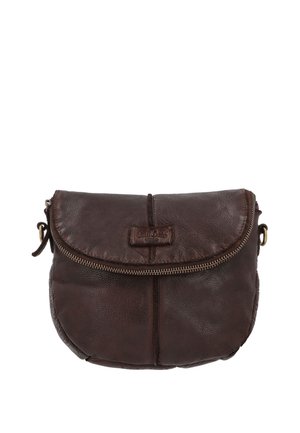 Sac bandoulière en cuir marron foncé avec une poche zippée courbe à l’avant et une fermeture par rabat, présentant des coutures discrètes et des anneaux métalliques.