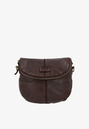 Sac bandoulière en cuir marron foncé avec une poche zippée courbe à l’avant et une fermeture par rabat, présentant des coutures discrètes et des anneaux métalliques.