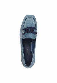 Scarpa slip-on in tessuto denim blu con punta rotonda, caratterizzata da una catena decorativa navy. Texture morbida con accenti di cucitura in contrasto.